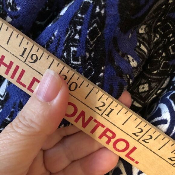 WHBM LS Abstract Sweater w Snaps - Picture 9 of 10